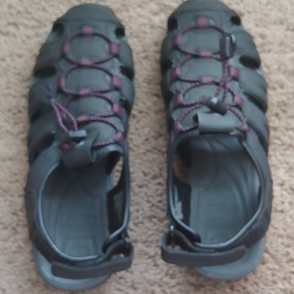 Khombu closed toe sandals 7